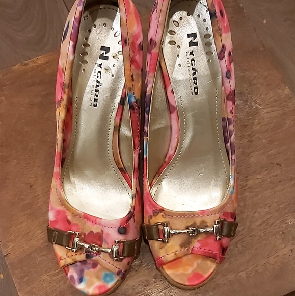 Nyguard Selena wedge style pump. - Picture 2 of 6